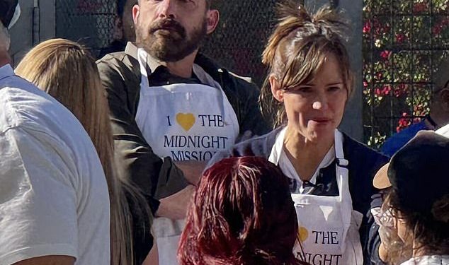 Ben Affleck izlaže ugodnu predstavu s bivšom suprugom Jennifer Garner na Dan zahvalnosti usred razvoda Jennifer Lopez