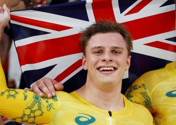 Bijesni Australac, divlji biciklist prevrtljivac Matt Richardson koji je izdao Australiju za Ujedinjeno Kraljevstvo dok pokazuje svoju ‘izdajničku’ uniformu