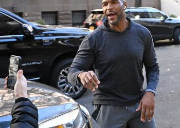 Bijesni Michael Strahan eksplodira kada ga se upita o kontroverzi oko nacionalne himne Fox Sportsa