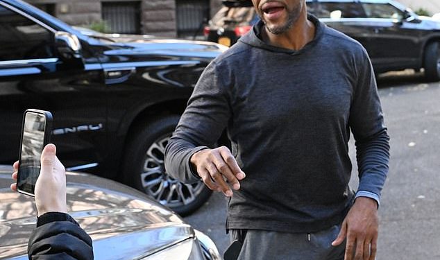 Bijesni Michael Strahan eksplodira kada ga se upita o kontroverzi oko nacionalne himne Fox Sportsa