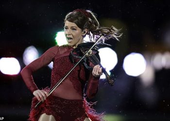 Bijesni navijači NFL-a osudili su NBC jer je preskočio Lindsey Stirling u poluvremenu showa za Dan zahvalnosti u Dolphins vs Packers