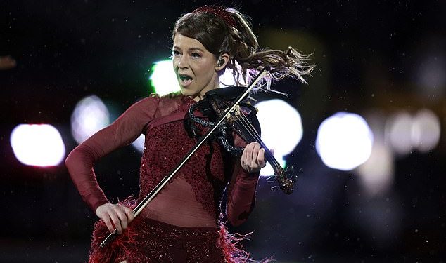 Bijesni navijači NFL-a osudili su NBC jer je preskočio Lindsey Stirling u poluvremenu showa za Dan zahvalnosti u Dolphins vs Packers