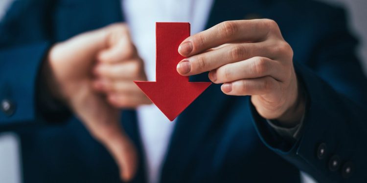 Bitcoin slajdovi kao XRP, DOGE Lead Weekend Drop