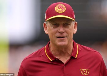 Bivši trener NFL-a Jack Del Rio uhićen zbog DUI-ja nakon što je njegov automobil ‘udario u ulični znak i zatim se zabio u ogradu’