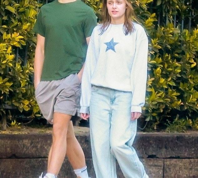 Blizanci Brada Pitta i Angeline Jolie Knox i Vivienne (16) izgledaju baš poput svojih slavnih roditelja na izletu u LA-u