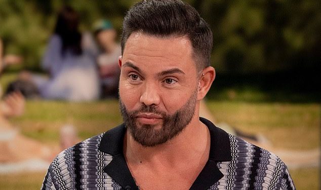 Bobby Norris emotivno govori o užasnom online zlostavljanju i ‘prijetnjama smrću’ s kojima se suočio zbog svoje seksualnosti nakon što je glumio u TOWIE