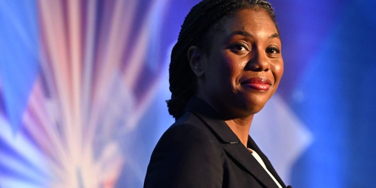 Britanski torijevci izabrali prvu crnu čelnicu — RT World News