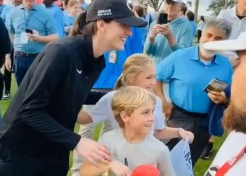 Caitlin Clark postala je viralna zbog svog odgovora čovjeku koji ju je zamolio da mu potpiše šešir