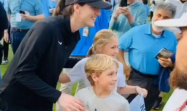 Caitlin Clark postala je viralna zbog svog odgovora čovjeku koji ju je zamolio da mu potpiše šešir