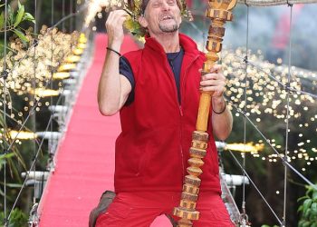 Carl Fogarty otkriva da je tri puta odbio I’m A Celeb prije nego što je okrunjen za kralja džungle dok govori novim prijateljima iz kampa kako će se njihovi životi promijeniti