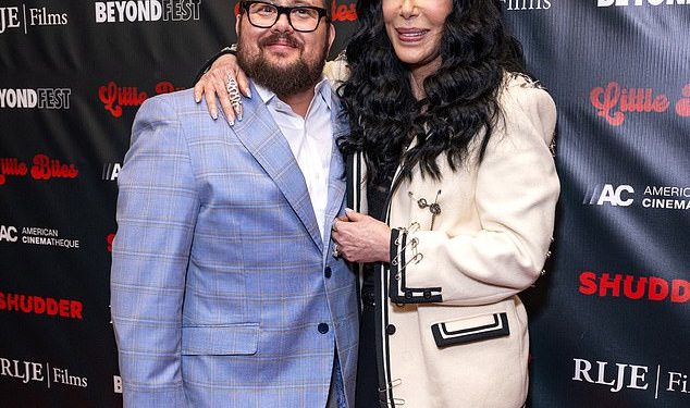 Cher je dobila ‘blagoslov’ od transrodnog sina Chaza Bona da koristi njegovo ‘mrtvo ime’ Chastity u memoarima