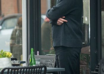 Chris McCausland iz Strictlyja viđen je po prvi put otkako je prošao u četvrtfinale dok uživa u opuštenoj šetnji sa svojom ženom – nakon što je prekinuo šutnju zbog drame Samba-thon