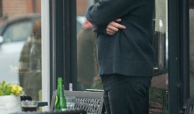 Chris McCausland iz Strictlyja viđen je po prvi put otkako je prošao u četvrtfinale dok uživa u opuštenoj šetnji sa svojom ženom – nakon što je prekinuo šutnju zbog drame Samba-thon