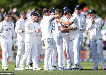 Chris Woakes osvaja dva wicketa u dvije lopte i dovodi Englesku do ruba pobjede na Novom Zelandu dok Harry Brook preživljava PET propuštenih prilika da ostvari vrhunskih 171