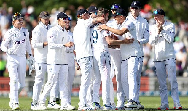 Chris Woakes osvaja dva wicketa u dvije lopte i dovodi Englesku do ruba pobjede na Novom Zelandu dok Harry Brook preživljava PET propuštenih prilika da ostvari vrhunskih 171