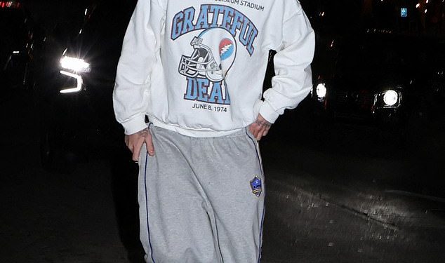 Cruz Beckham izgleda ležerno u sivim joggericama i Birkenstockicama dok izlazi na mjesto za zabavu Chateau Marmont u LA-u