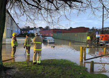 Današnje utakmice Premier lige odvijat će se prema planu unatoč Storm Bertu – s navijačima Man Uniteda u putničkom kaosu nakon ozbiljnih prekida na Manchester Piccadillyju, dok navijači Liverpoola idu u Southampton