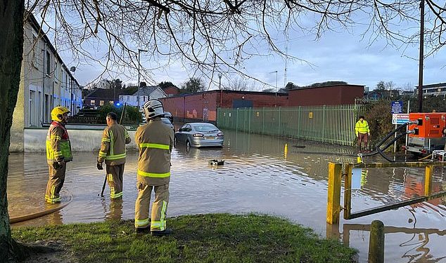 Današnje utakmice Premier lige odvijat će se prema planu unatoč Storm Bertu – s navijačima Man Uniteda u putničkom kaosu nakon ozbiljnih prekida na Manchester Piccadillyju, dok navijači Liverpoola idu u Southampton