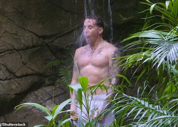 Danny Jones iz grupe I’m A Celebrity prvi je pod tušem u džungli dok se skida u par bijelih kratkih kupaćih hlača kako bi se suprotstavio ledeno hladnoj vodi