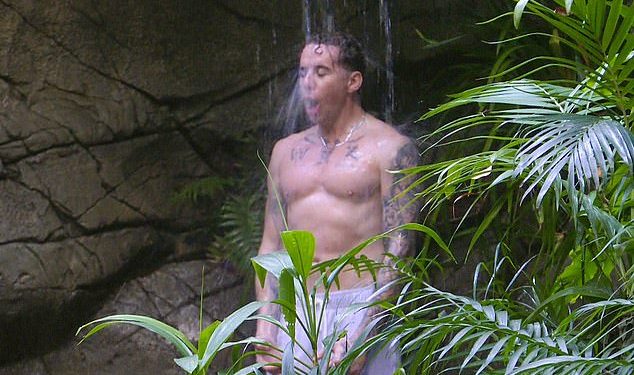 Danny Jones iz grupe I’m A Celebrity prvi je pod tušem u džungli dok se skida u par bijelih kratkih kupaćih hlača kako bi se suprotstavio ledeno hladnoj vodi