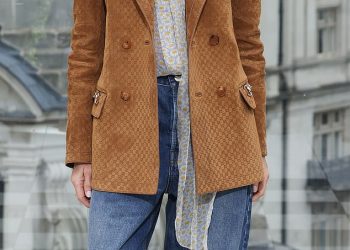 Demi Moore (61) pokazuje svoj vječni ten dok se pridružuje svom suprugu na ekranu Jonu Hammu na foto pozivu za njihovu novu seriju Landman