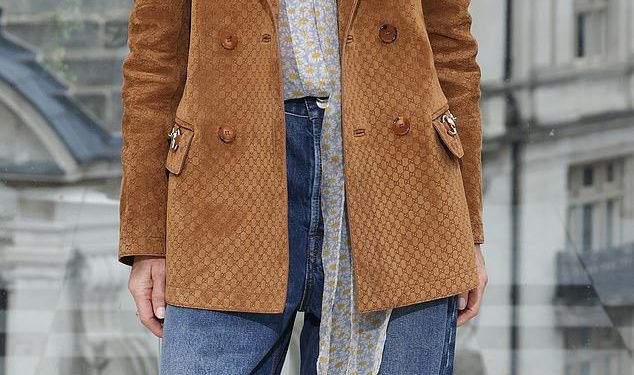 Demi Moore (61) pokazuje svoj vječni ten dok se pridružuje svom suprugu na ekranu Jonu Hammu na foto pozivu za njihovu novu seriju Landman