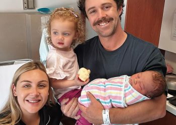 Dječak je! Australski igrač kriketa Travis Head i supruga Jessica dočekali su novorođenče