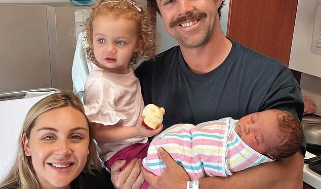 Dječak je! Australski igrač kriketa Travis Head i supruga Jessica dočekali su novorođenče