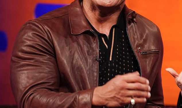 Dwayne ‘The Rock’ Johnson ismijava visinu Kevina Harta dok 6ft 5 zvijezda govori o tome da se po prvi put mora ‘ugledati na ljude’