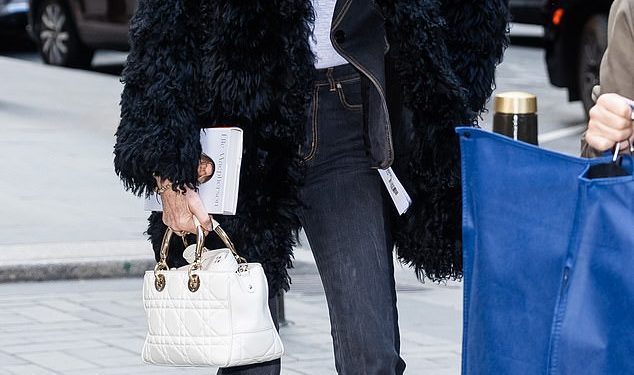 Elle Macpherson sa 60 godina izgleda mladoliko kao i uvijek dok pokazuje svoj blistavi ten dok izlazi u New Yorku nakon što je opisala svoju ovisnost o alkoholu i trijeznost