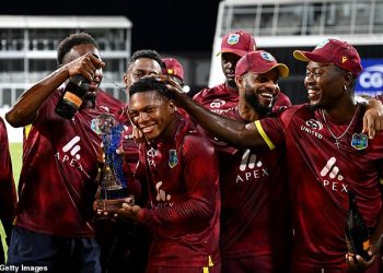 Engleska je doživjela šesti uzastopni niz poraza u inozemstvu dok je Zapadna Indija pobjeđivala do ODI pobjede od osam vrata na Barbadosu