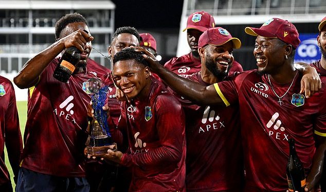 Engleska je doživjela šesti uzastopni niz poraza u inozemstvu dok je Zapadna Indija pobjeđivala do ODI pobjede od osam vrata na Barbadosu