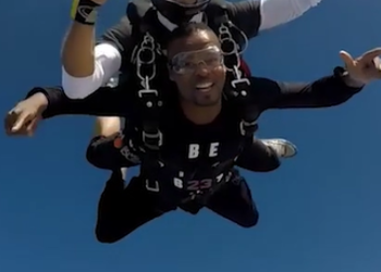 Evra ludilo: Bivši igrač Juvea skočio s padobranom!