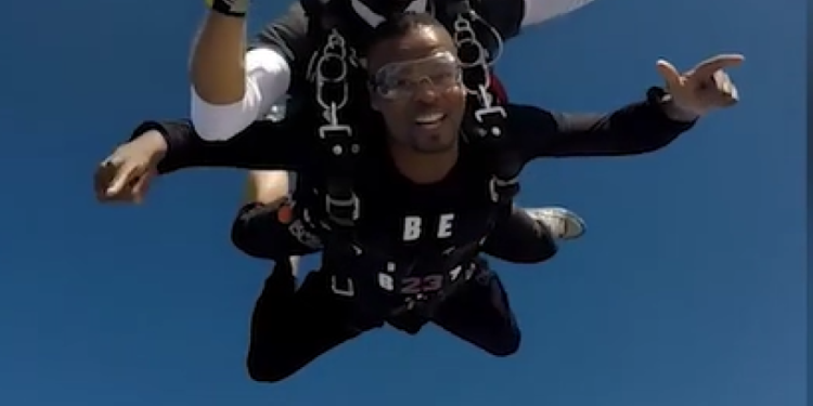 Evra ludilo: Bivši igrač Juvea skočio s padobranom!