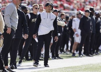 Fakultet prijeti da će izbaciti navijače zbog ‘kleveta’ o treneru koji je bio pod paljbom usred katastrofalne forme