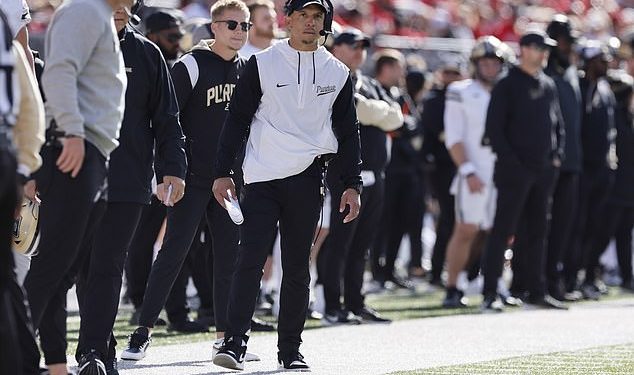 Fakultet prijeti da će izbaciti navijače zbog ‘kleveta’ o treneru koji je bio pod paljbom usred katastrofalne forme