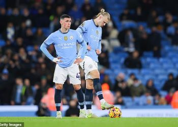 Gary Neville izjavljuje da je Manchester City ‘u PADU’ nakon ponižavajućeg poraza od Spursa dok je legenda Man Uniteda izdala oštru presudu šampionima Pepa Guardiole: ‘Nadigrani u svakom segmentu’