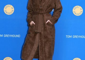 Gigi Hadid izgleda bez napora šik u smeđoj bundi dok prisustvuje otvaranju svoje trgovine s kašmirom u Seulu