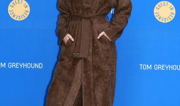 Gigi Hadid izgleda bez napora šik u smeđoj bundi dok prisustvuje otvaranju svoje trgovine s kašmirom u Seulu