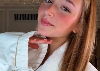 Harper Beckham (13) pokazuje obožavateljima svoju vrlo skupu rutinu šminkanja sa sjajilom za usne od 30 funti dok njezina majka Victoria dijeli video iza kulisa dok ju gura u utrku za superzvijezdu