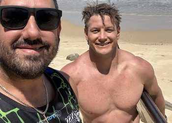 Harry heroj! Zvijezda NRL-a spasila je DVOJICA plivača koji su se borili na dasci – i to nije prvi put da je kapetan Melbourne Storma spasio život