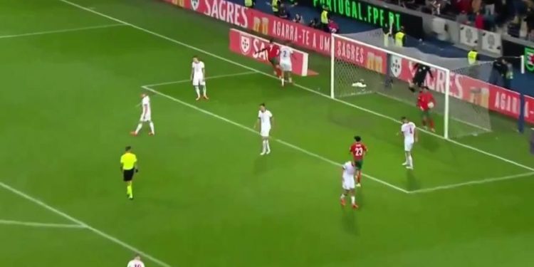 Infinito CR7: postiže gol broj 910 u karijeri udarcem iznad glave