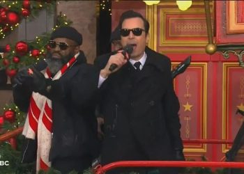 Istina iza zbunjujuće izvedbe Jimmyja Fallona na Macy’s paradi za Dan zahvalnosti