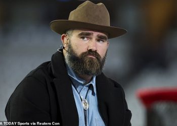 Jason Kelce uhvaćen u još jednom divljem sukobu s obožavateljima dok omalovaženi tražitelj autograma oslobađa balističku dreku
