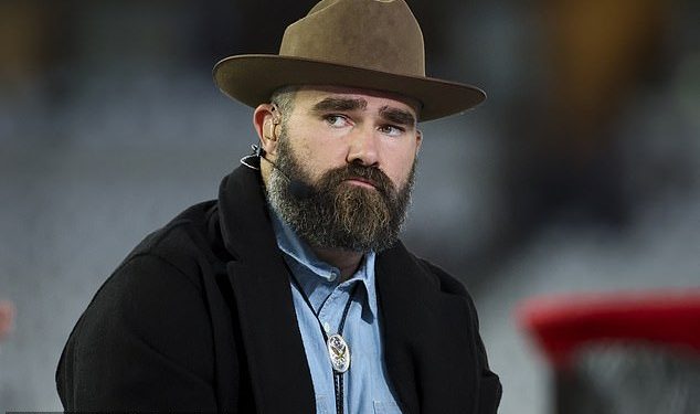 Jason Kelce uhvaćen u još jednom divljem sukobu s obožavateljima dok omalovaženi tražitelj autograma oslobađa balističku dreku