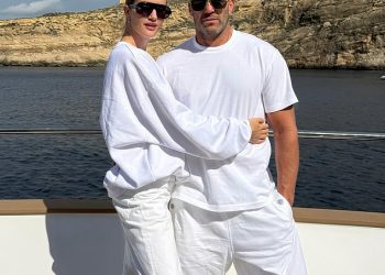 Jason Statham dijeli rijetke snimke sa svojom kćeri Isabellom, 2, dok uživa u opuštajućem obiteljskom odmoru sa zaručnicom Rosie Huntington-Whiteley