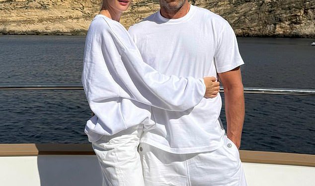 Jason Statham dijeli rijetke snimke sa svojom kćeri Isabellom, 2, dok uživa u opuštajućem obiteljskom odmoru sa zaručnicom Rosie Huntington-Whiteley