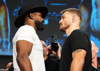 Jon Jones ostavlja Stipu Miočića zbunjenog prijetnjom od šest riječi nakon što se odbio rukovati dok se suparnici prvi put sučeljavaju na napetoj konferenciji za novinare UFC-a 309