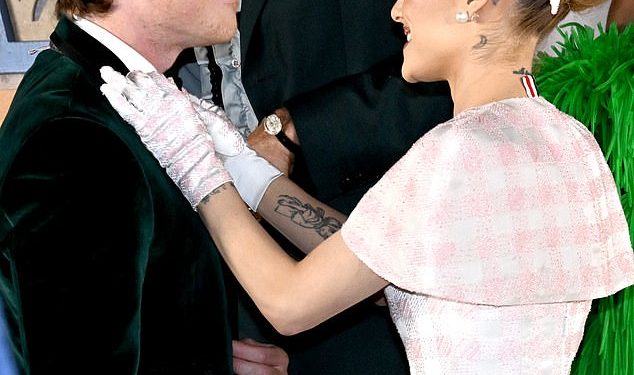 Kako je Ariana Grande iskoristila promotivnu turneju Wicked da izađe u javnost sa svojom kontroverznom vezom s kolegom Ethanom Slaterom – koji je bio oženjen s tek rođenom bebom kad su počeli snimati film