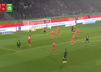 Kakva patka od golmana! Odakle ide lopta?